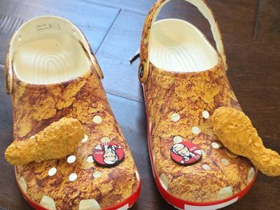 KFC crocs w7/m5