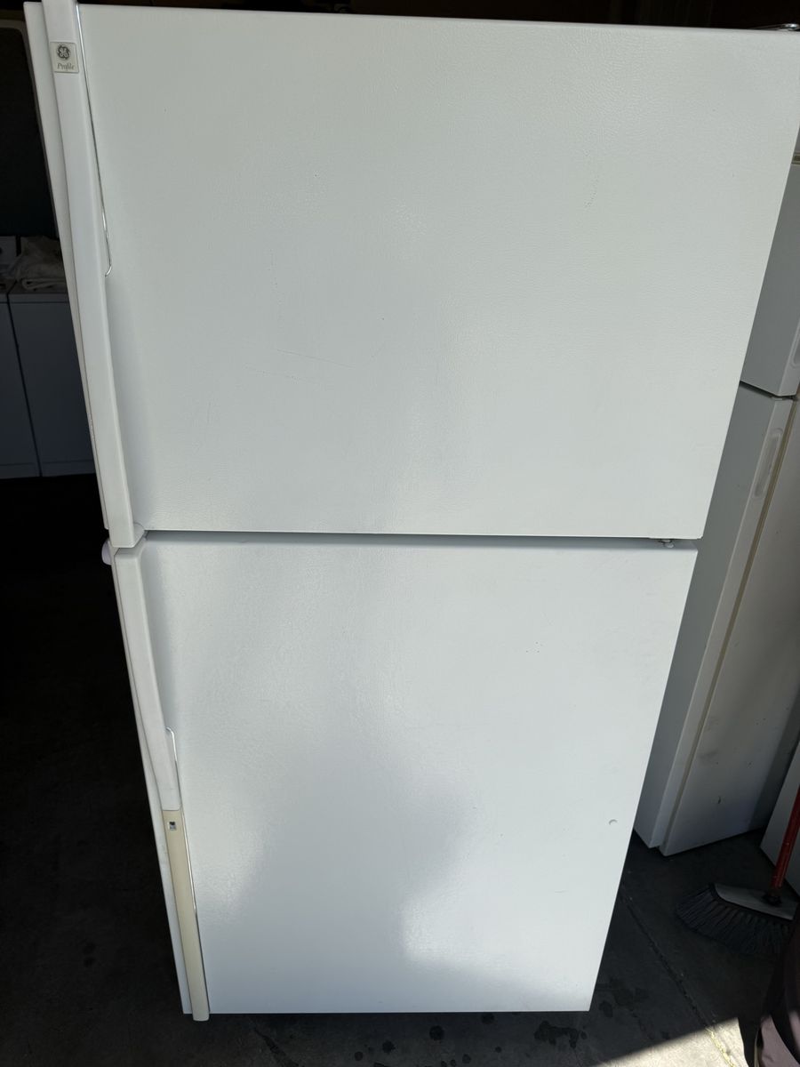 GE Profile Top Freezer Refrigerator White works great its plug in for u to see $120