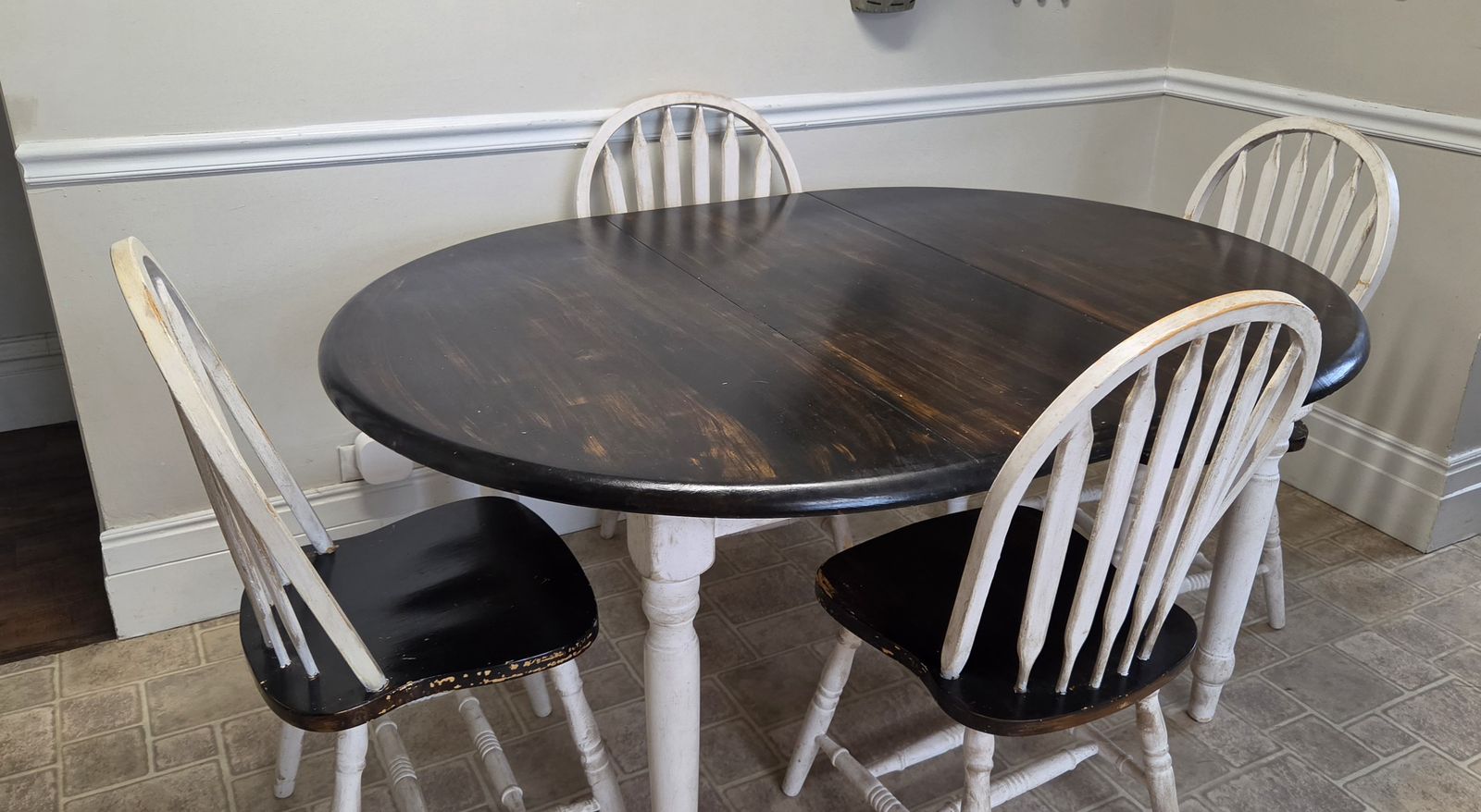 Kitchen table w/4 chairs