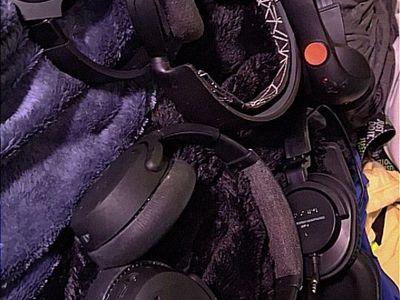 5 pair of headphones gaming and HiFi wireless Bluetooth... Jbl ..SkullCrushers... Steel series + more