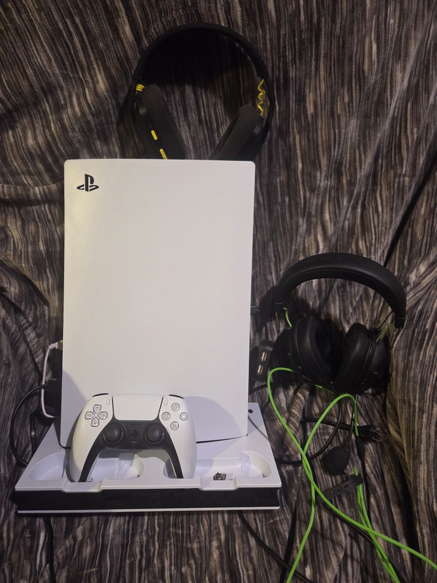 Playstation PS5 Disk version w/ Controller and 2 headsets