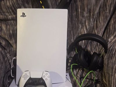 Playstation PS5 Disk version w/ Controller and 2 headsets