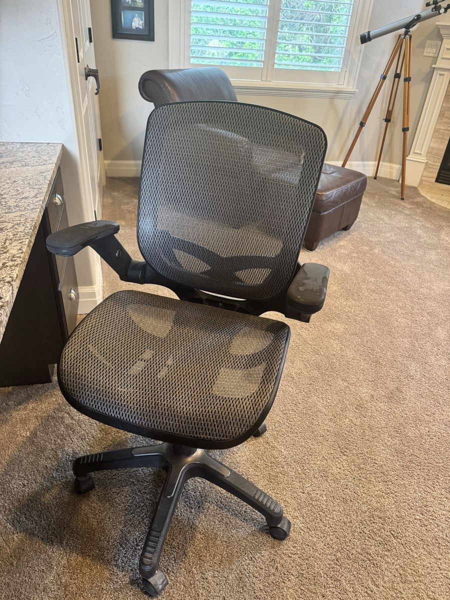 Black Mesh Office Chair with Adjustable Lumbar Support and Armrests - Ergonomic Design