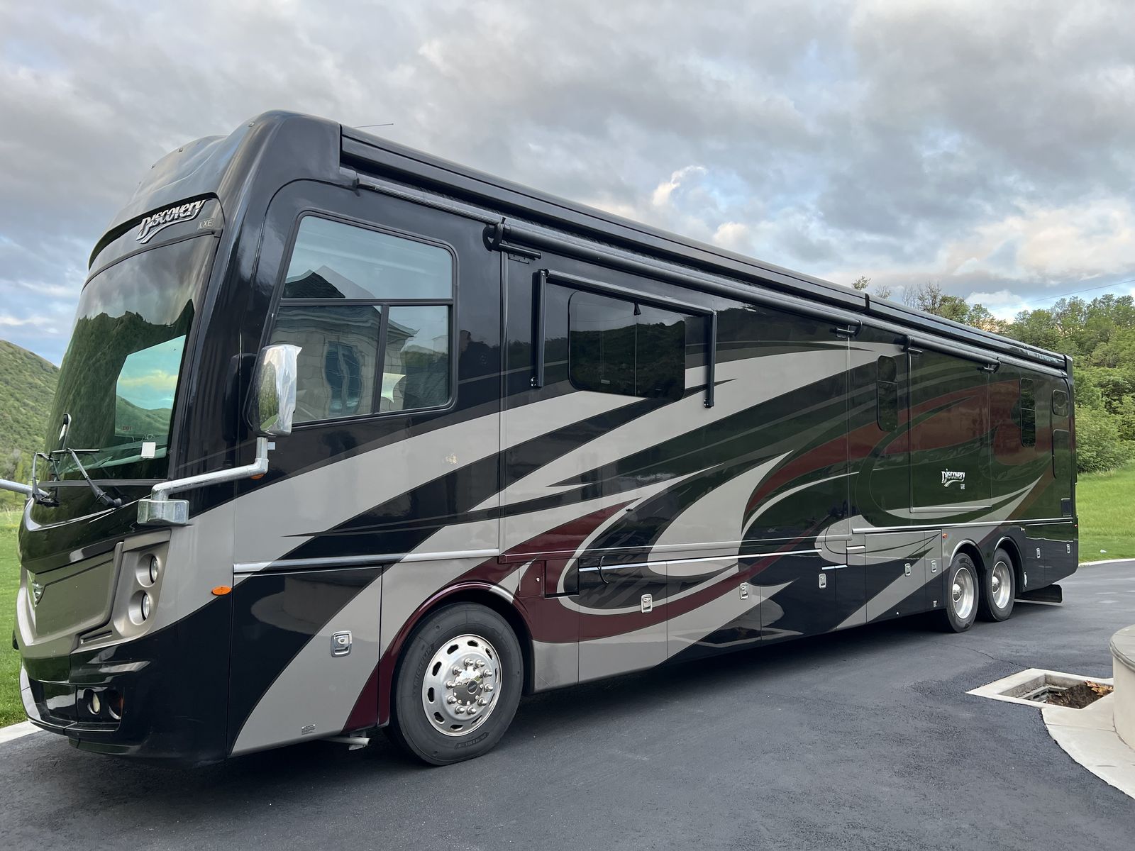 2019 Fleetwood Discovery LXE 44B