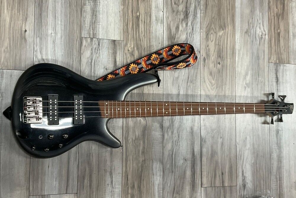 IBANEZ sr300e BASS GUITAR