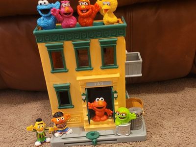 2010 Sesame Street Mr Hoopers Store and figures