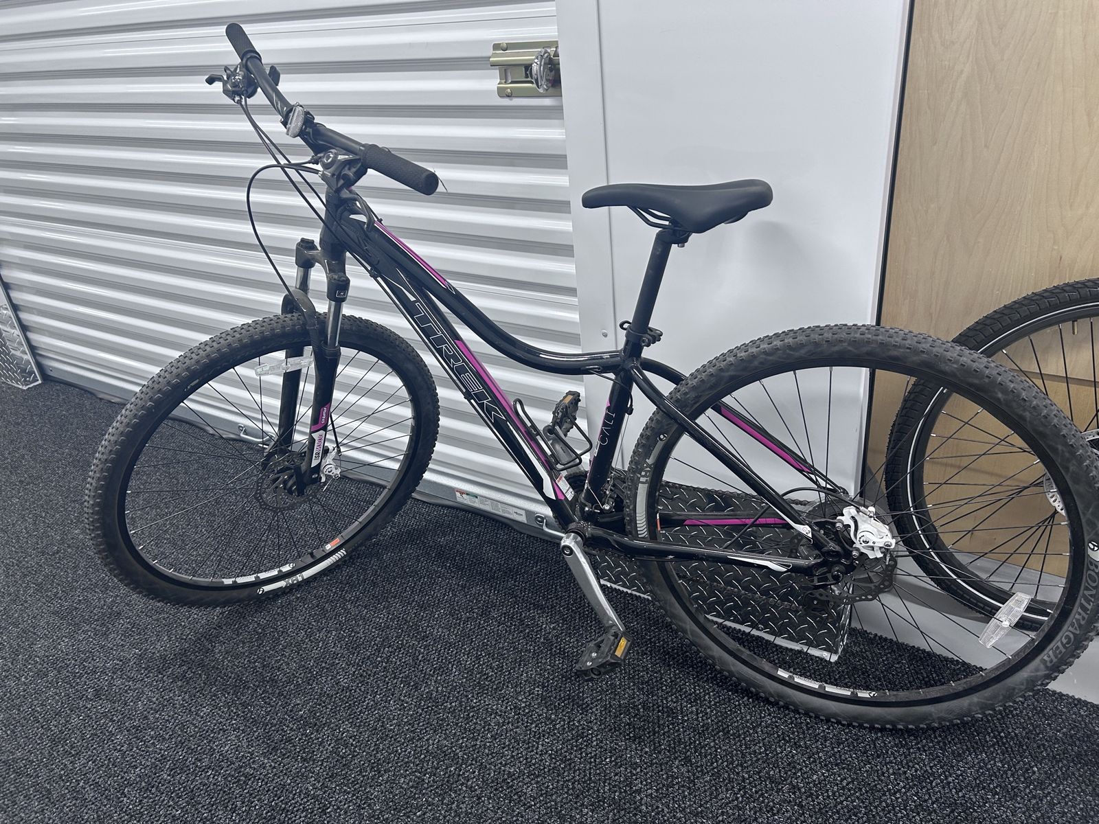 Trek Cali Mountain Bike Black/Pink 29 Inch Wheels