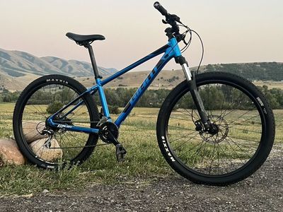 Giant Talon 3- Size Medium