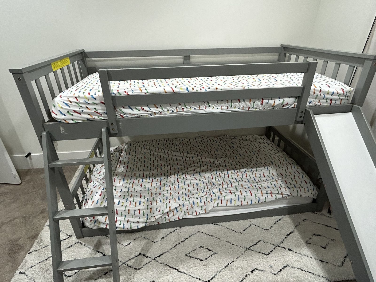 Bunk bed with mattress + sheets