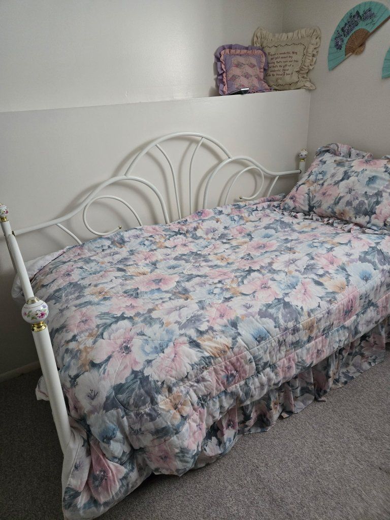trundle bed/day bed