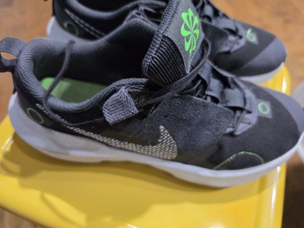 boys Nike running shoes size 6 -worn once