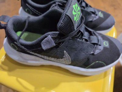 boys Nike running shoes size 6 -worn once