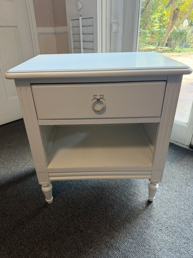 Dresser / Nightstand (Hooker Furniture)