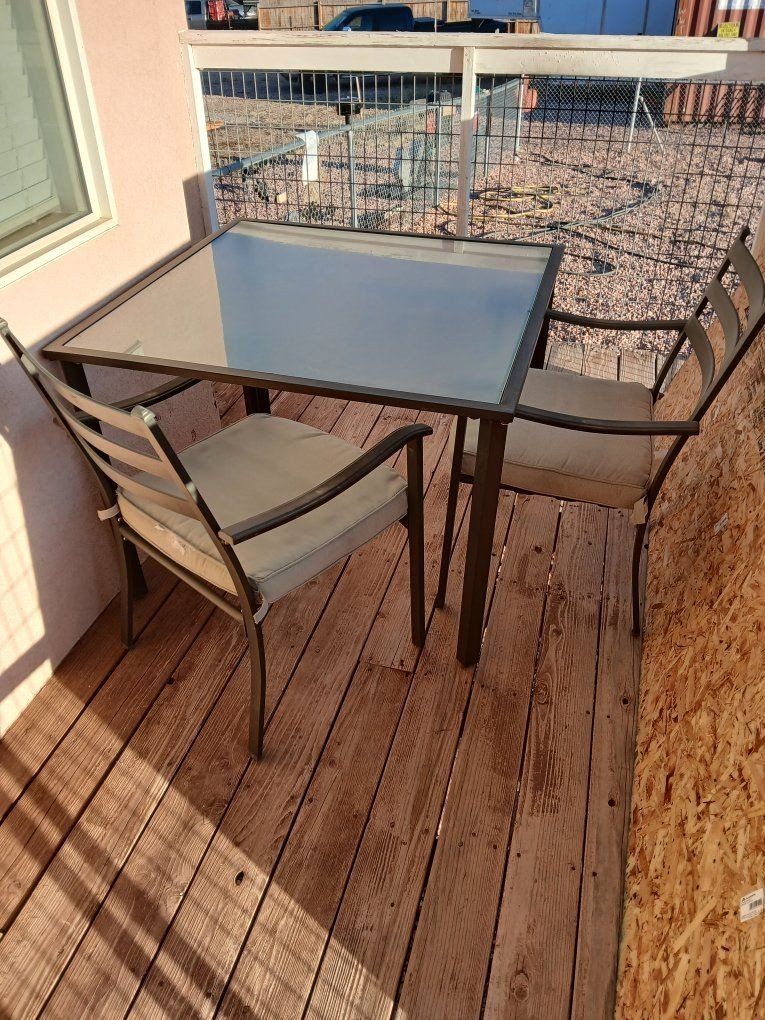 outdoor patio tables and chairs