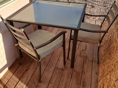 outdoor patio tables and chairs