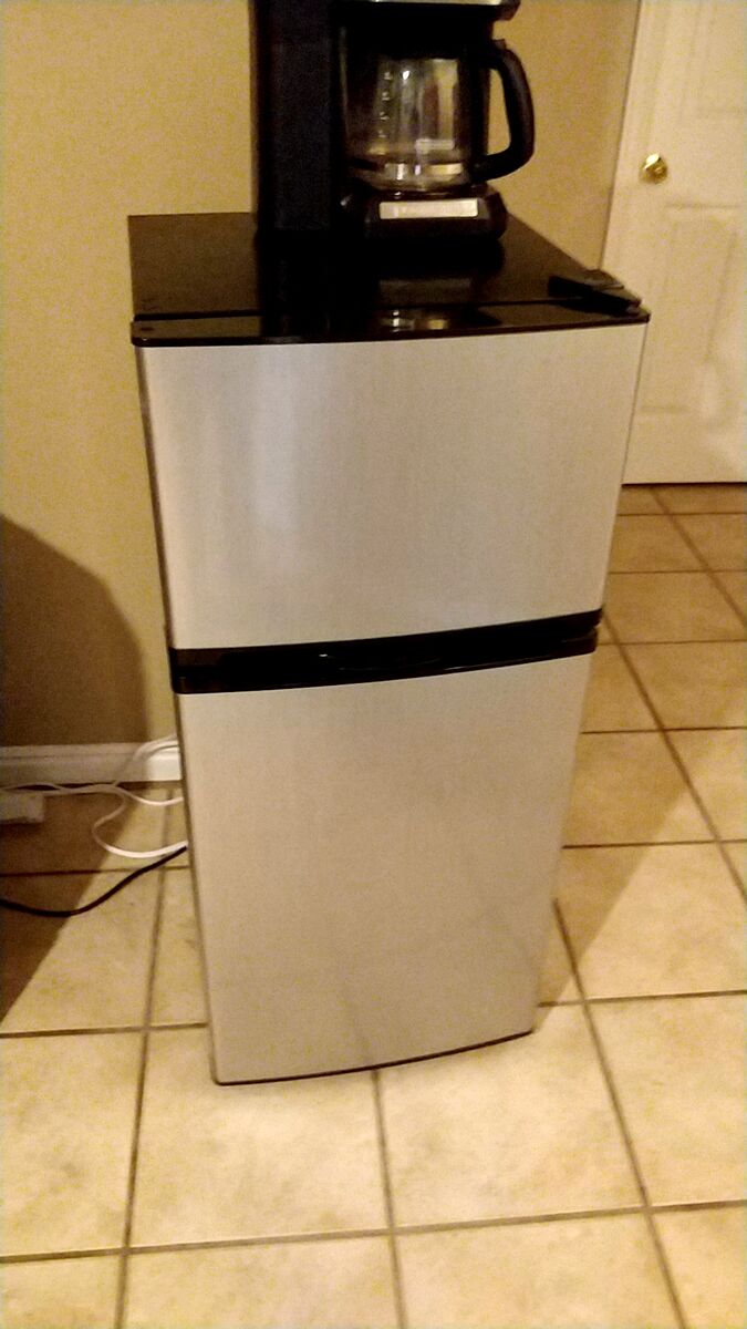 Insignia NS-CF43SS9 4.3 Cu. Ft. Fridge w. Top Freezer - Stainless