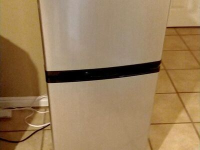 Insignia NS-CF43SS9 4.3 Cu. Ft. Fridge w. Top Freezer - Stainless