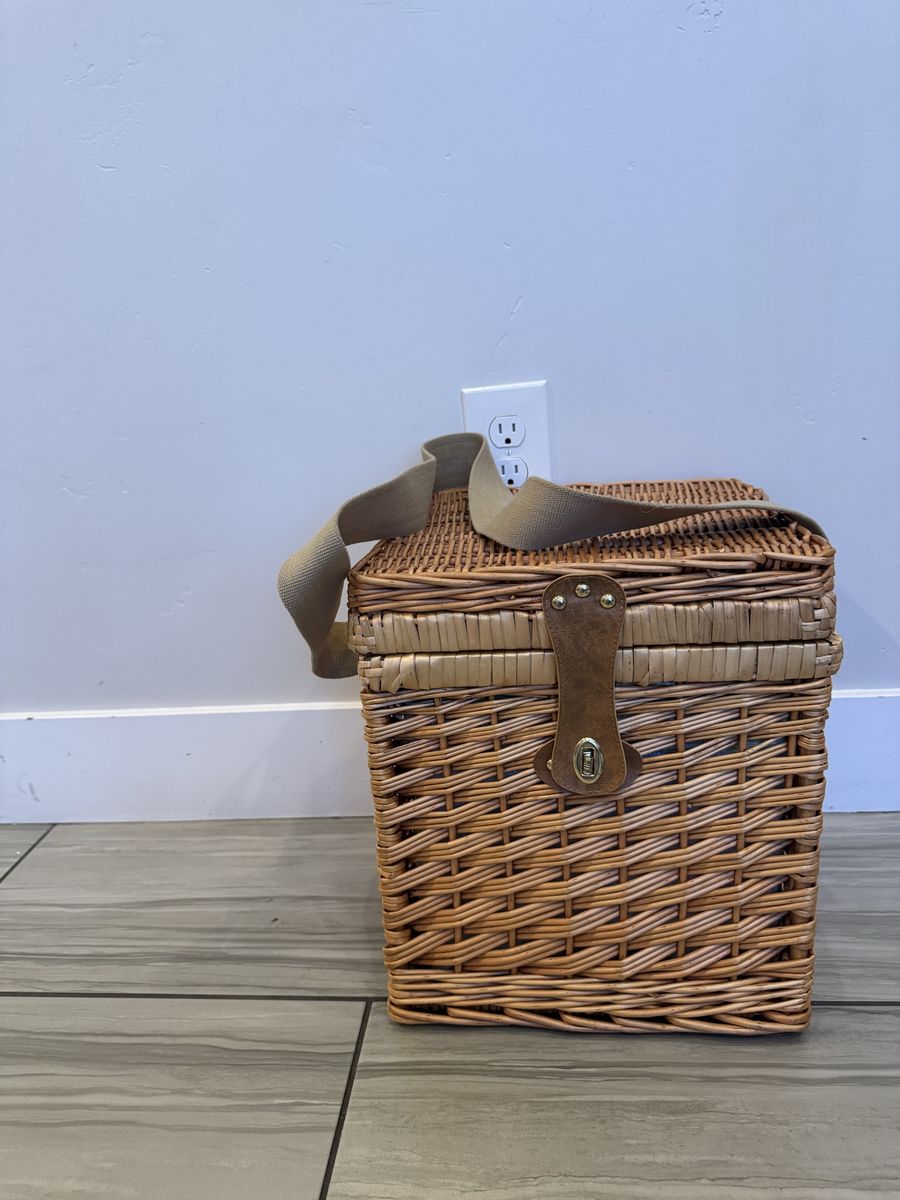 Picnic basket with 2 wine glasses and plates