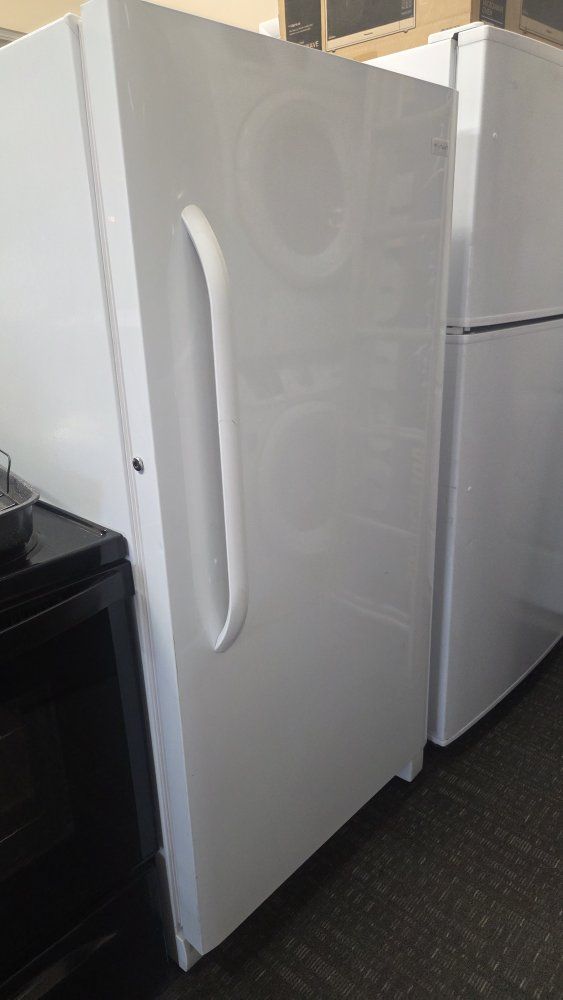 🧊️Frigidaire 13.8 Cu. Ft.  Upright White Freezer