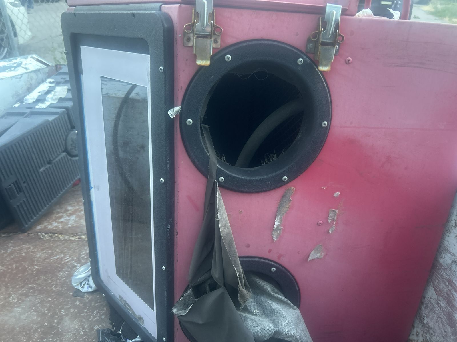 Sand blasting cabinet