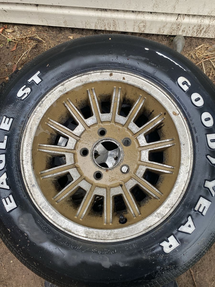 Gold turbine rim straight, no dings or bent Wheel Rim single tire rim in OK condition needs to be cleaned. Tire needs to be repl