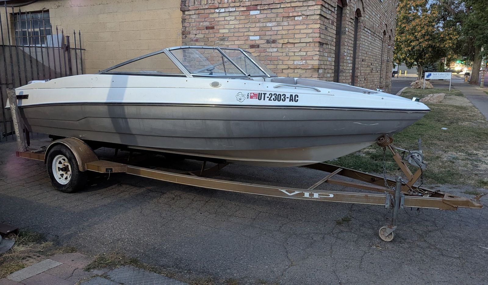 Seats 8 people/ ski power boat/cruising/ fishing/ 1995 V.I.P. 20 FEET OPEN BOW, MERCRUISER 4.3-V6 
