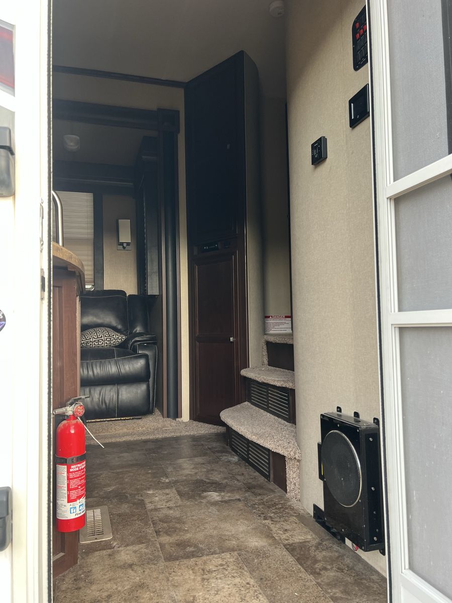 Main image 6