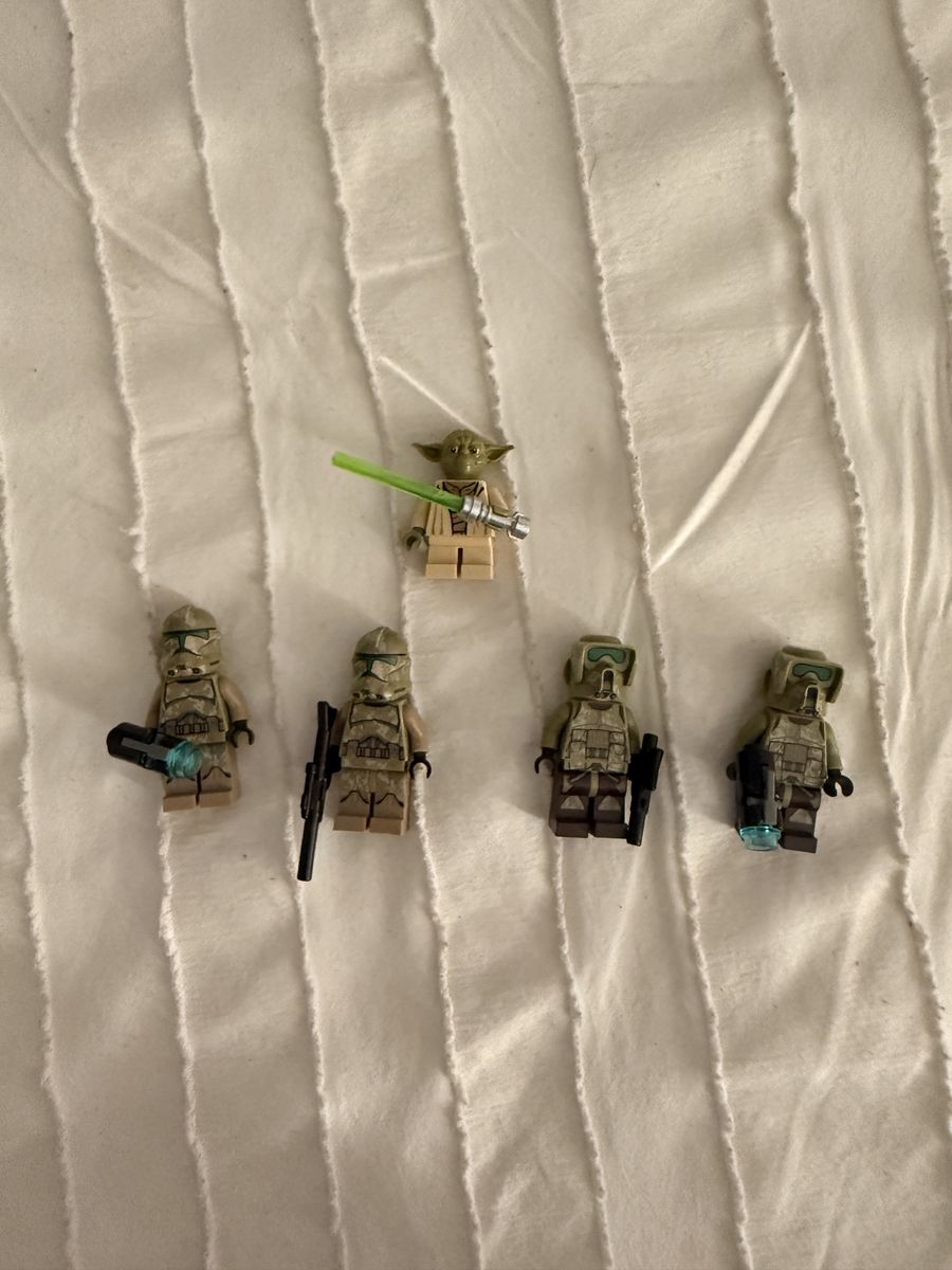 Lego Star Wars Minifigure Lot: Yoda with Lightsaber, 4 Kashyyk Clone Troopers