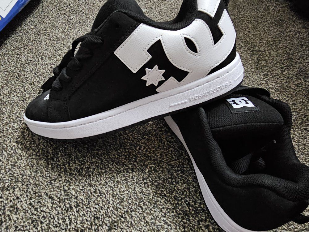 mens size 9.5 DC shoes
