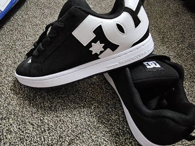 mens size 9.5 DC shoes