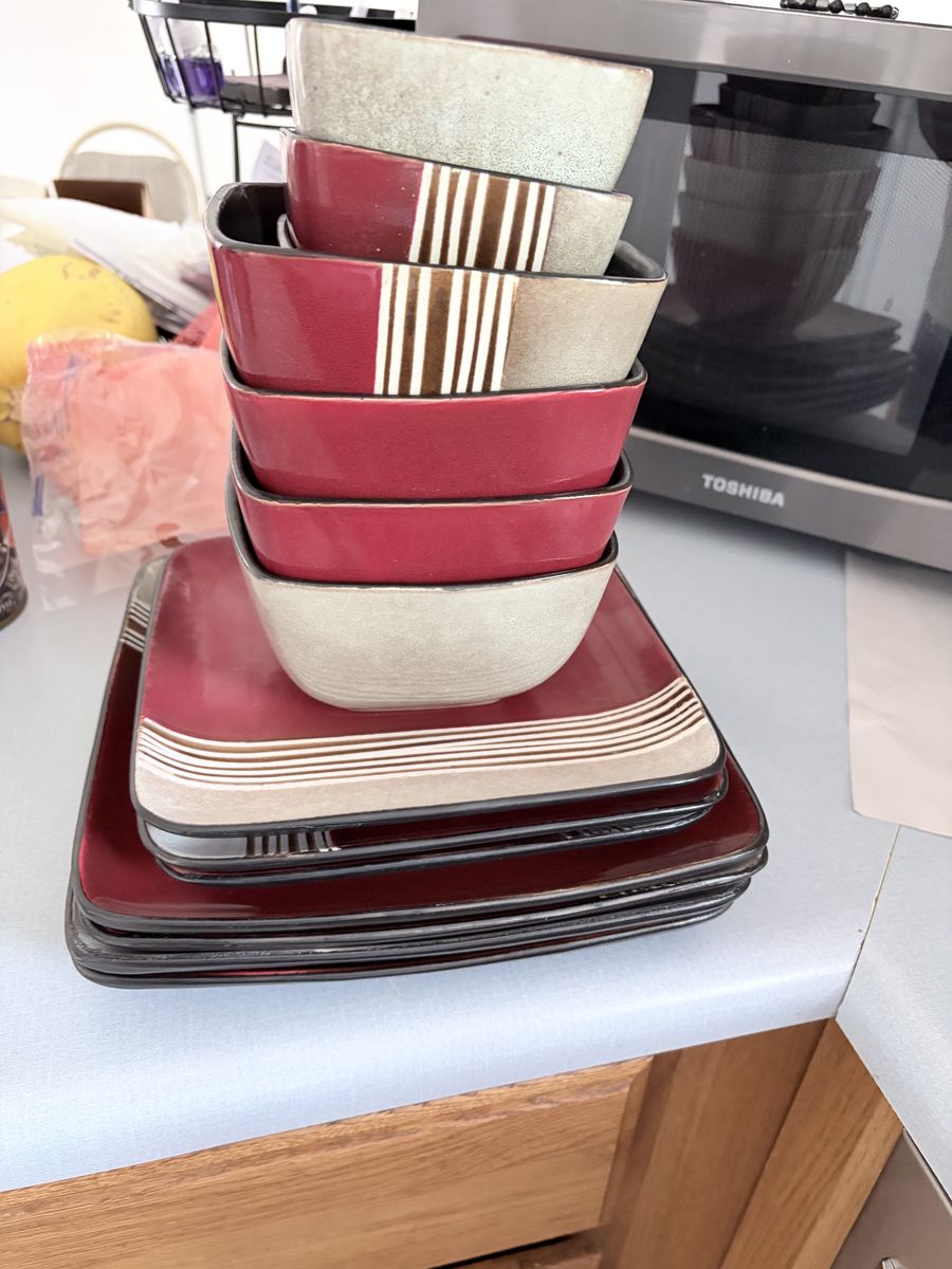 15-Piece Modern Burgundy & Gray Dinnerware Set