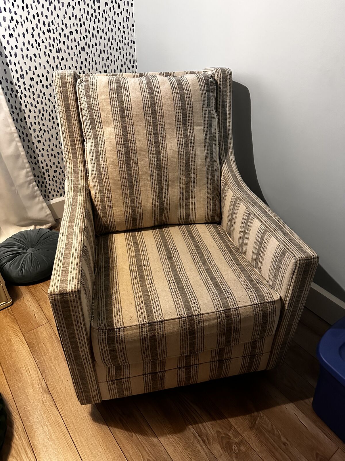 Kambria swivel rocker