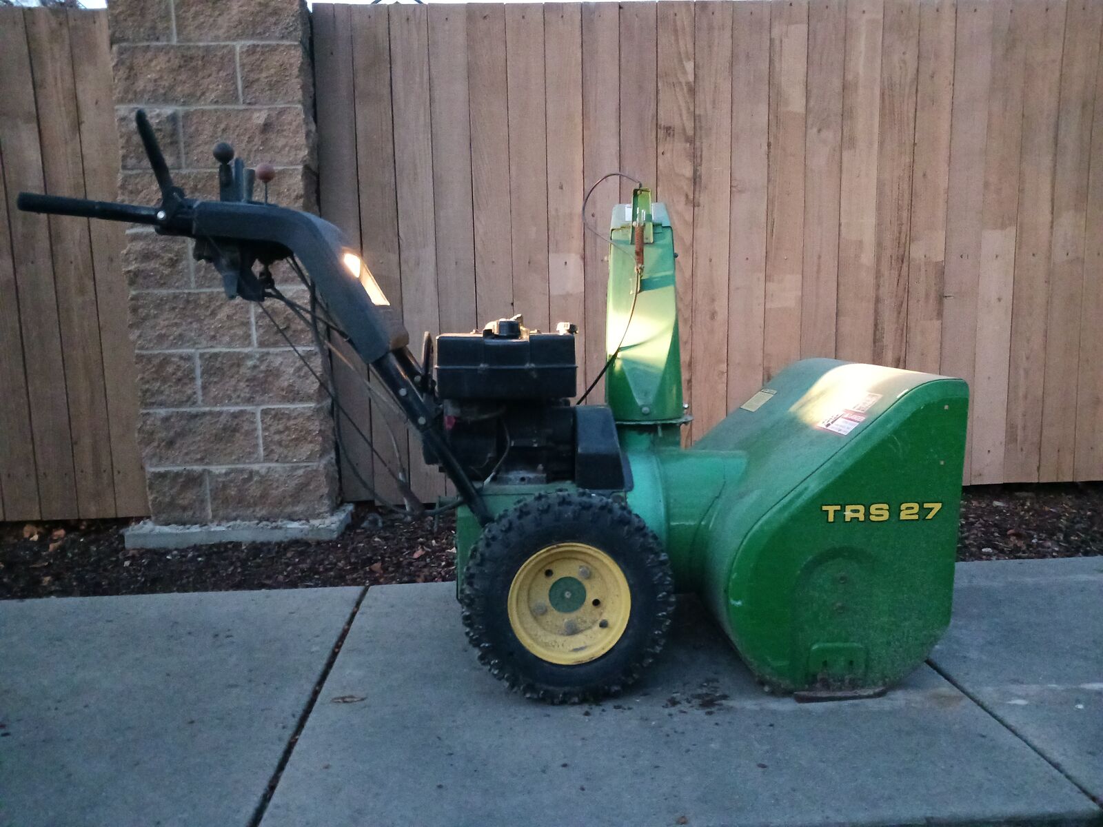 JOHN DEERE 27" SNOW BLOWER, SNOW THROWER