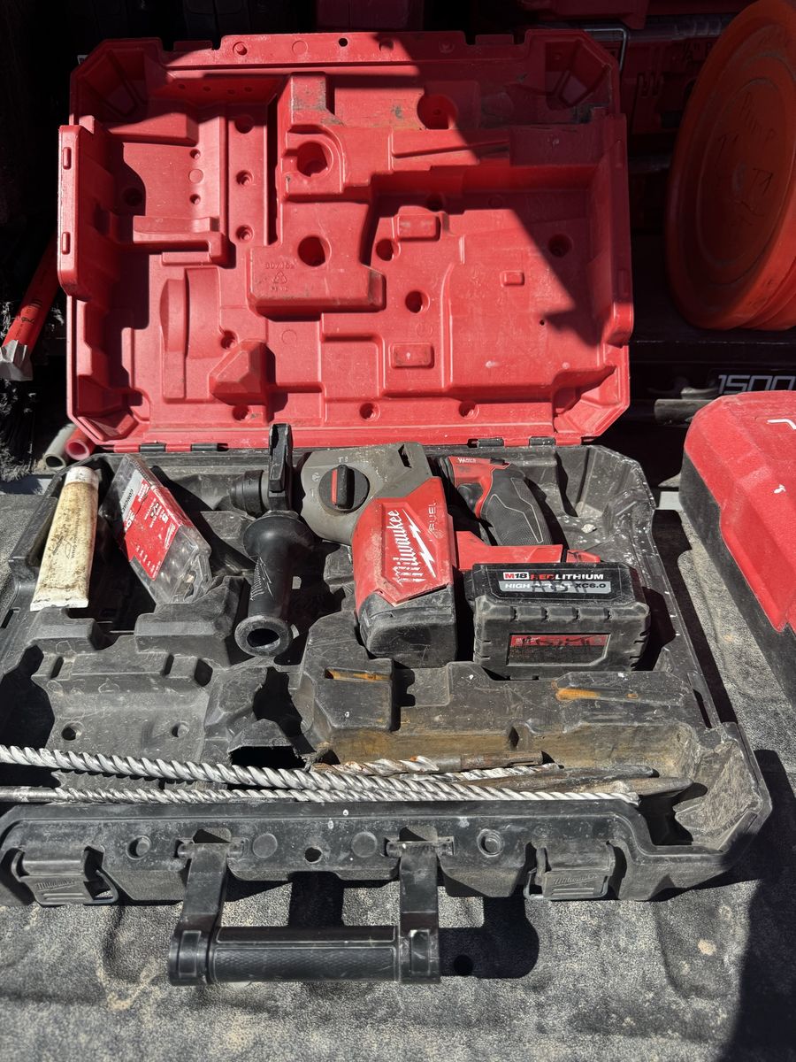 Milwaukee m 18 1 inch hammer drill with bits