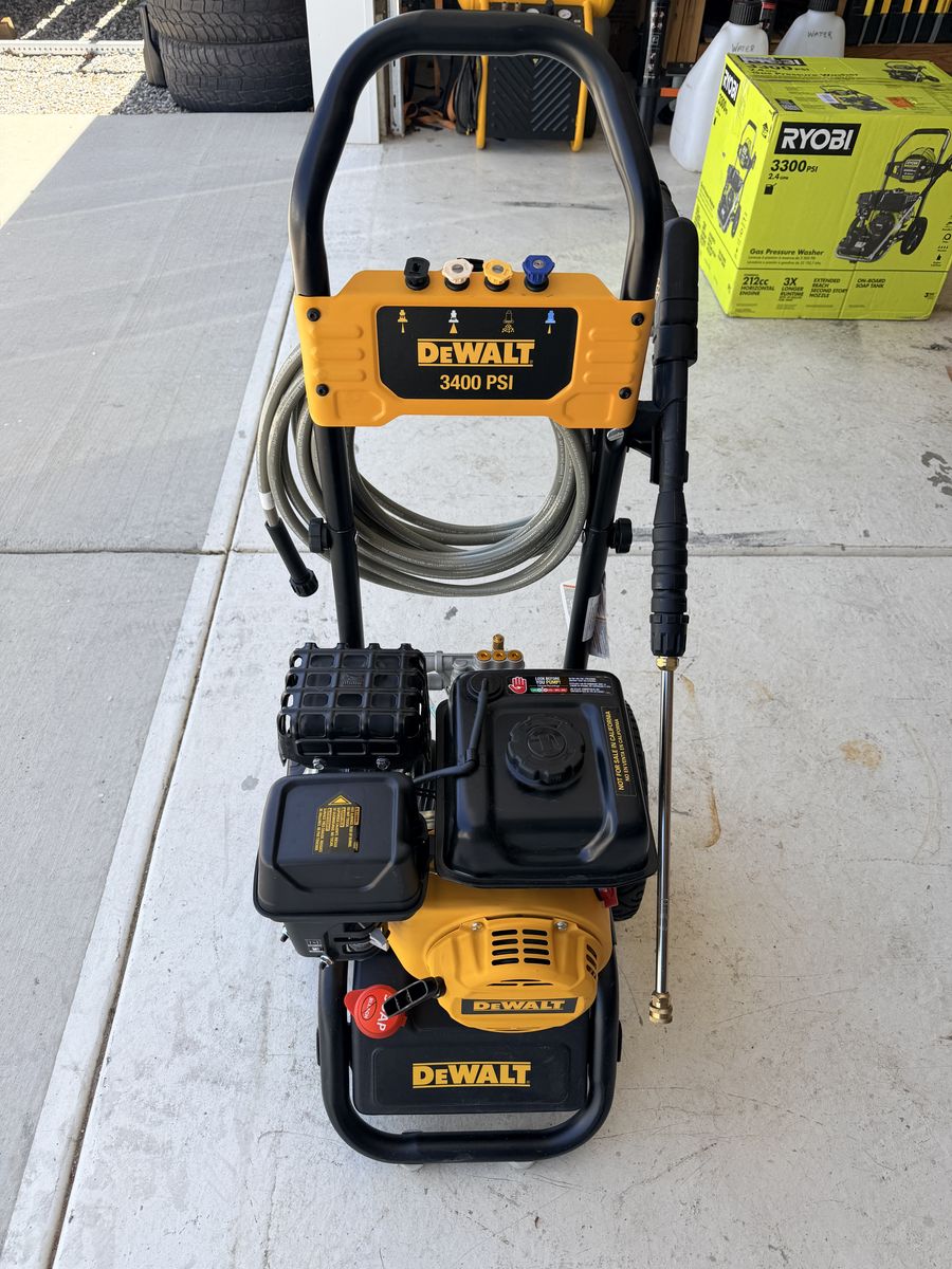 New / DEWALT 3400 PSI 2.5 GPM Gas Cold Water Washer