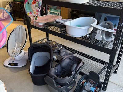 New Born baby carseat , bath tub, bassinet, up seat, snuggle me.