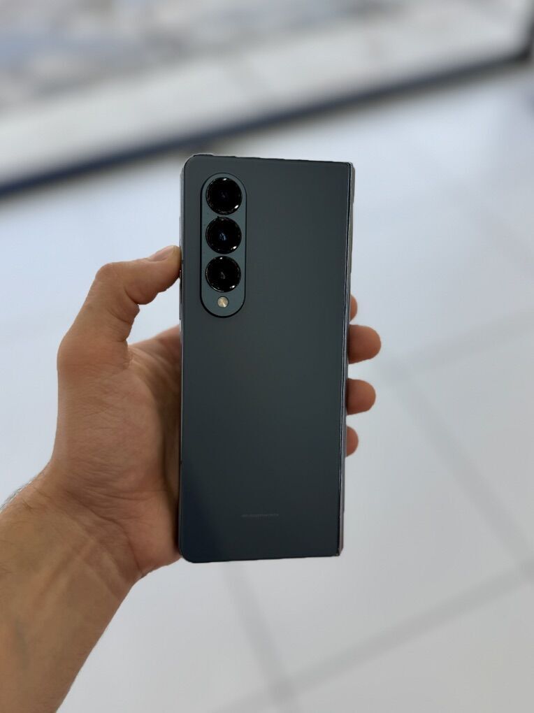 Samsung Galaxy Fold 4, 256 GB - Unlocked