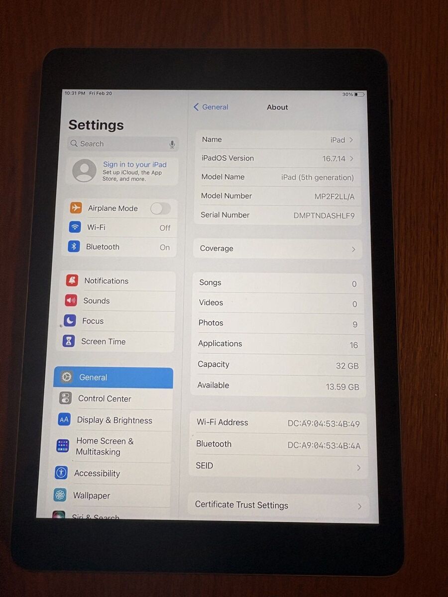 Apple iPad Gen 5, Space Grey Midnight, 32 GB, Wifi