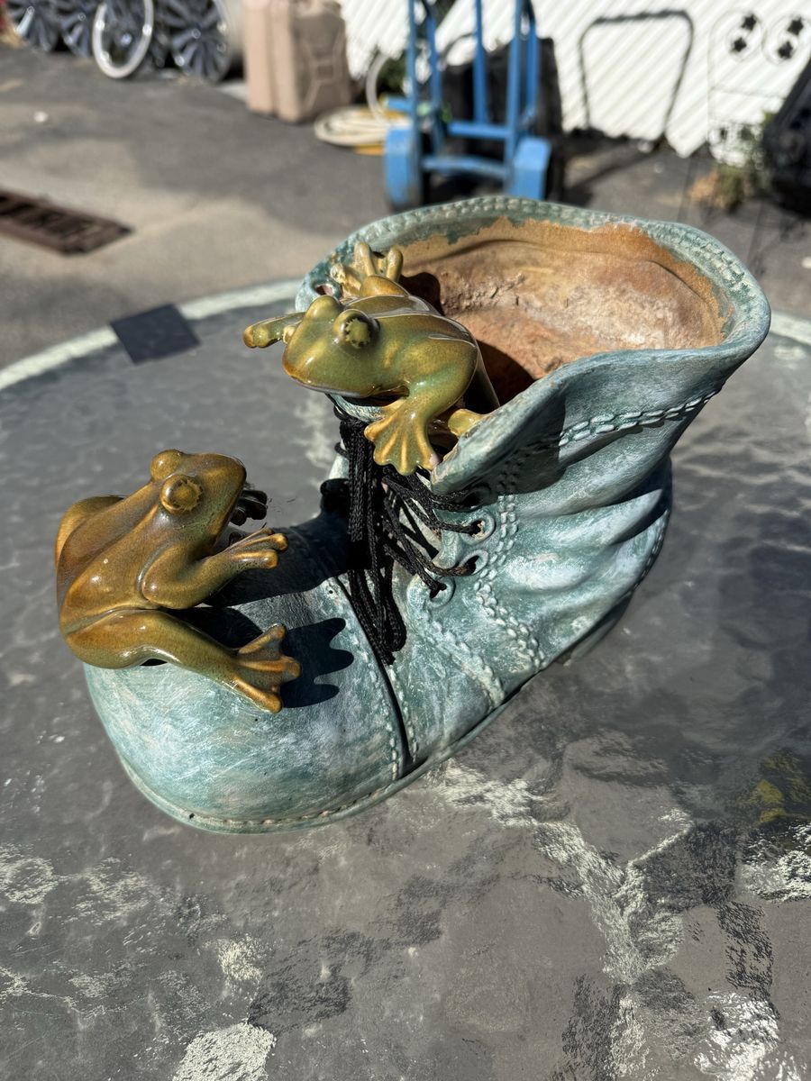 Shoe with Frog Planter