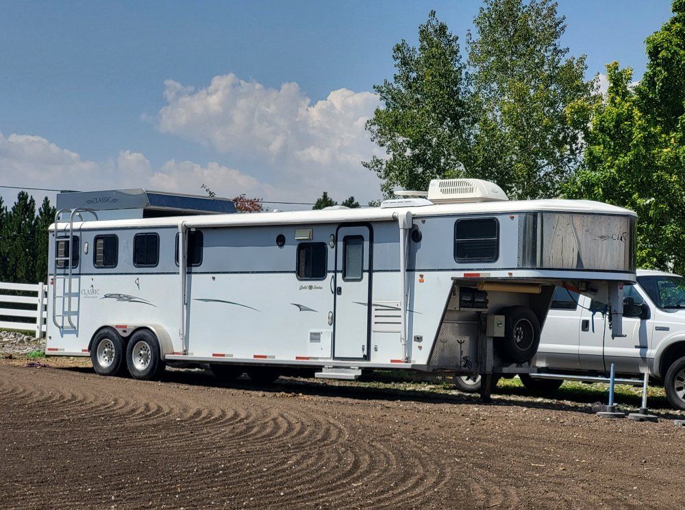 Classic 4 Horse Trailer with Living Quarters & Slideout