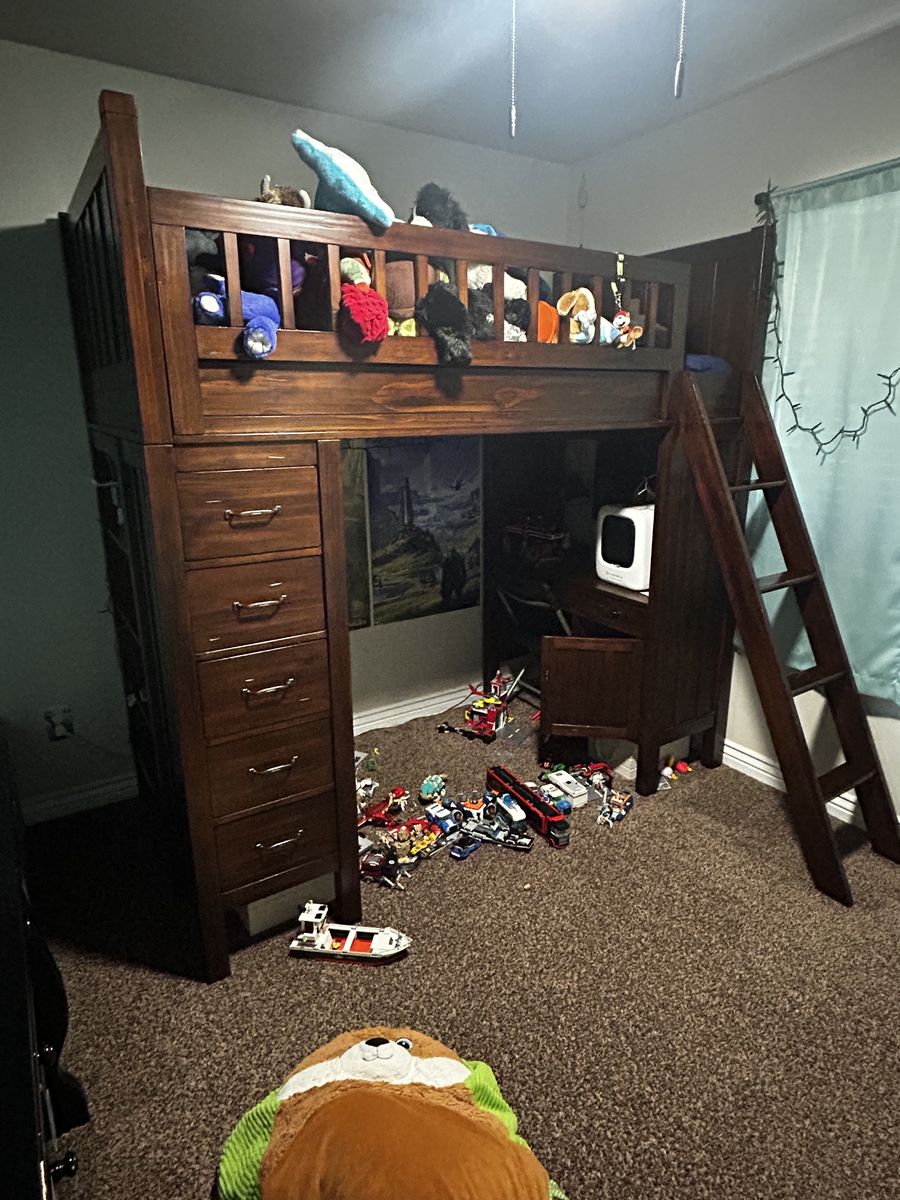 Twin Size Loft Bed w/drawers & Desk