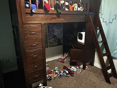 Twin Size Loft Bed w/drawers & Desk