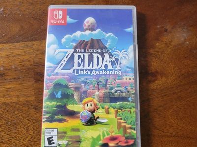 Nintendo Switch The Legend of Zelda: Link's Awakening (E) with Case - Excellent Condition
