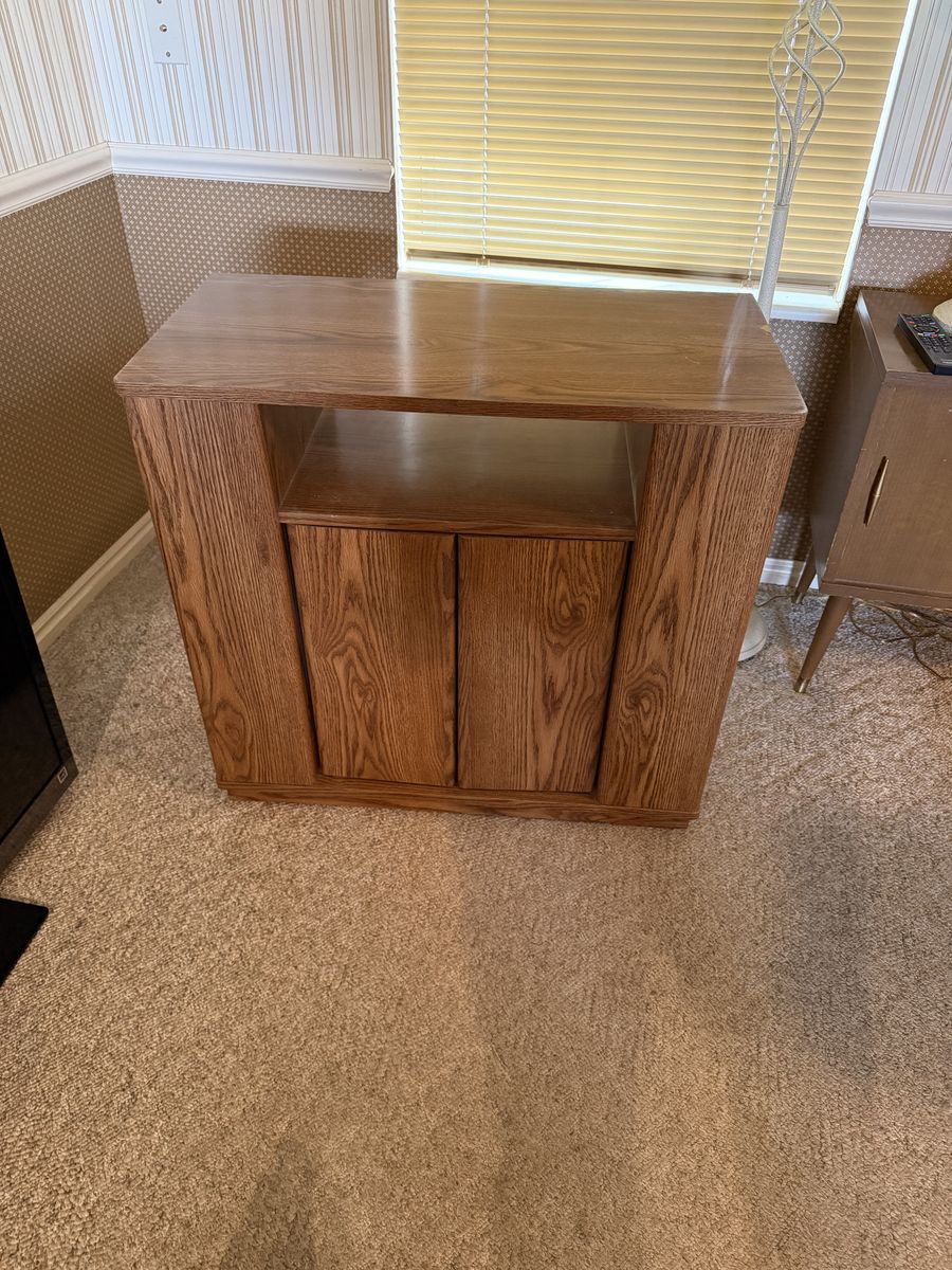 Vintage Oak Rolling Media / Stereo Cabinet – Storage & Casters $100 cash/venmo in Provo