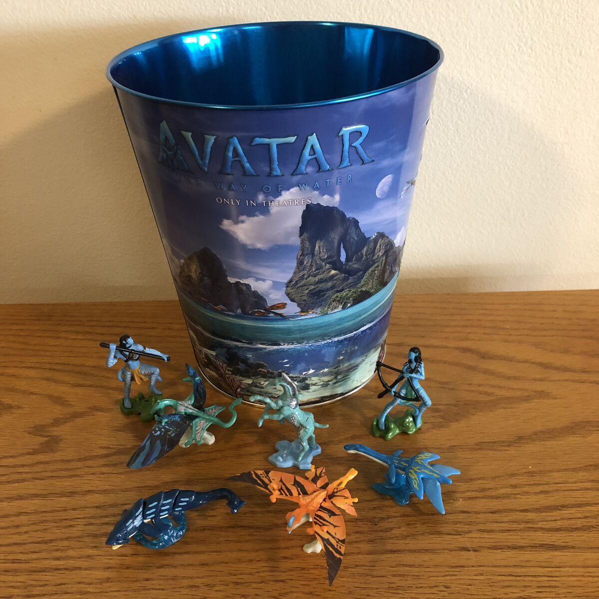 Avatar Collectors Popcorn Bucket & Kinder Surprise Figures - Great Gift!