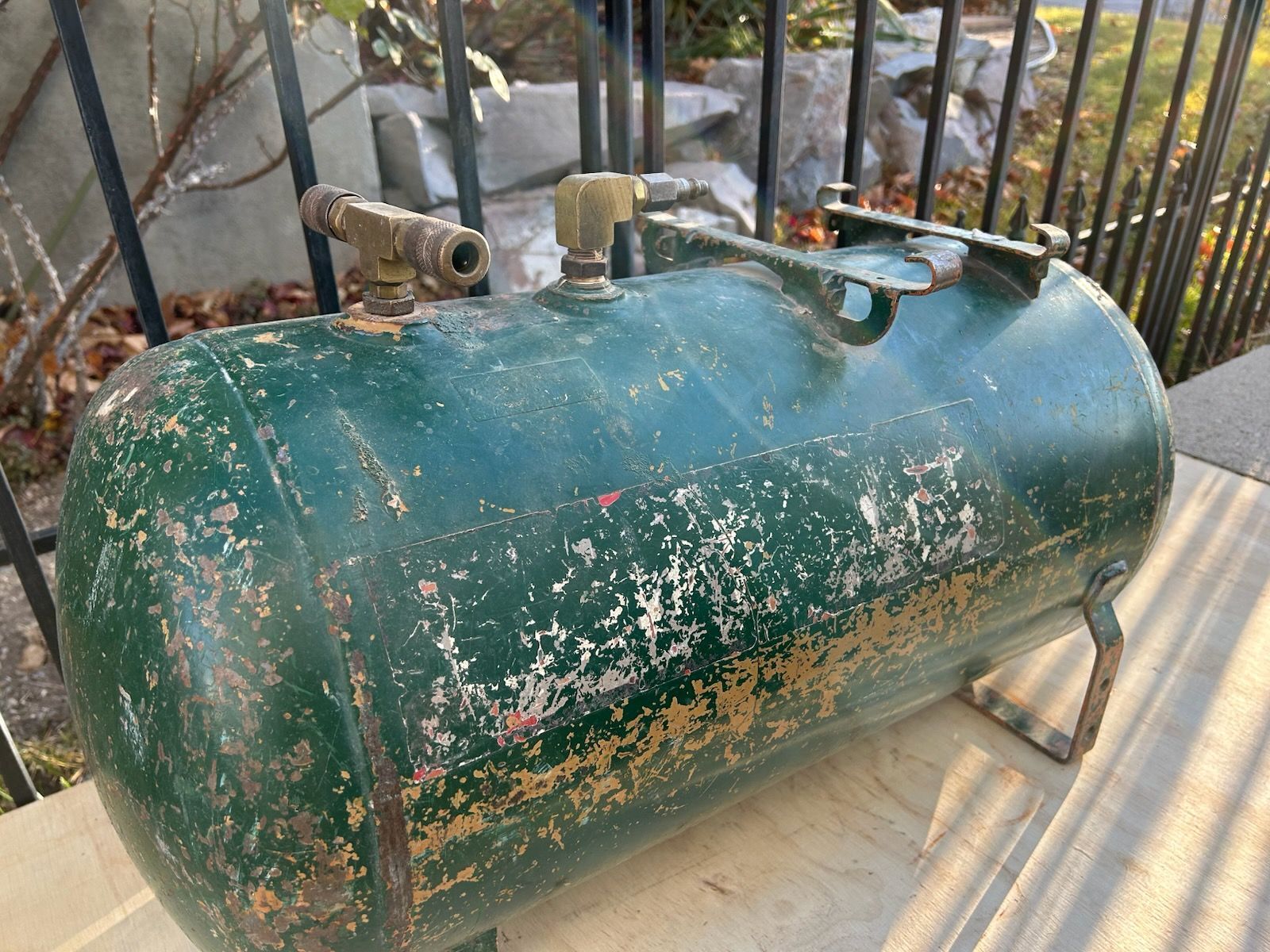 Pneumatic expansion tank