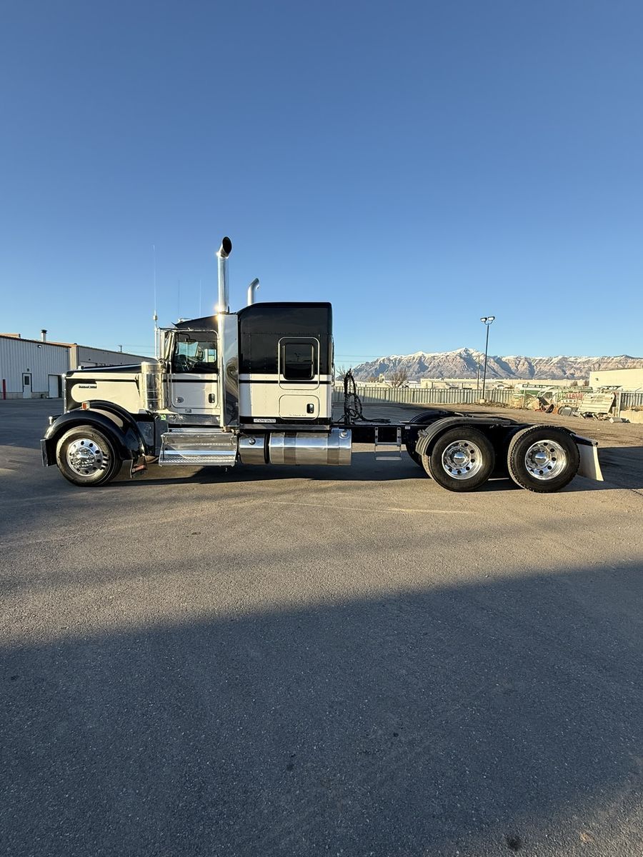 2017 "Icon" W900L  72" Sleeper, 550hp ISX15