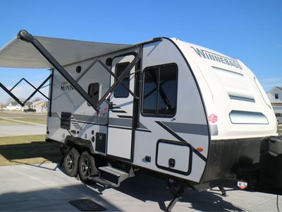 2022 Winnebago Micro Minnie 2100BH - Clean