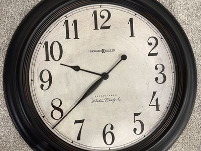 Howard Miller Large Round Wall Clock Model 625-648 Vintage Antique Style