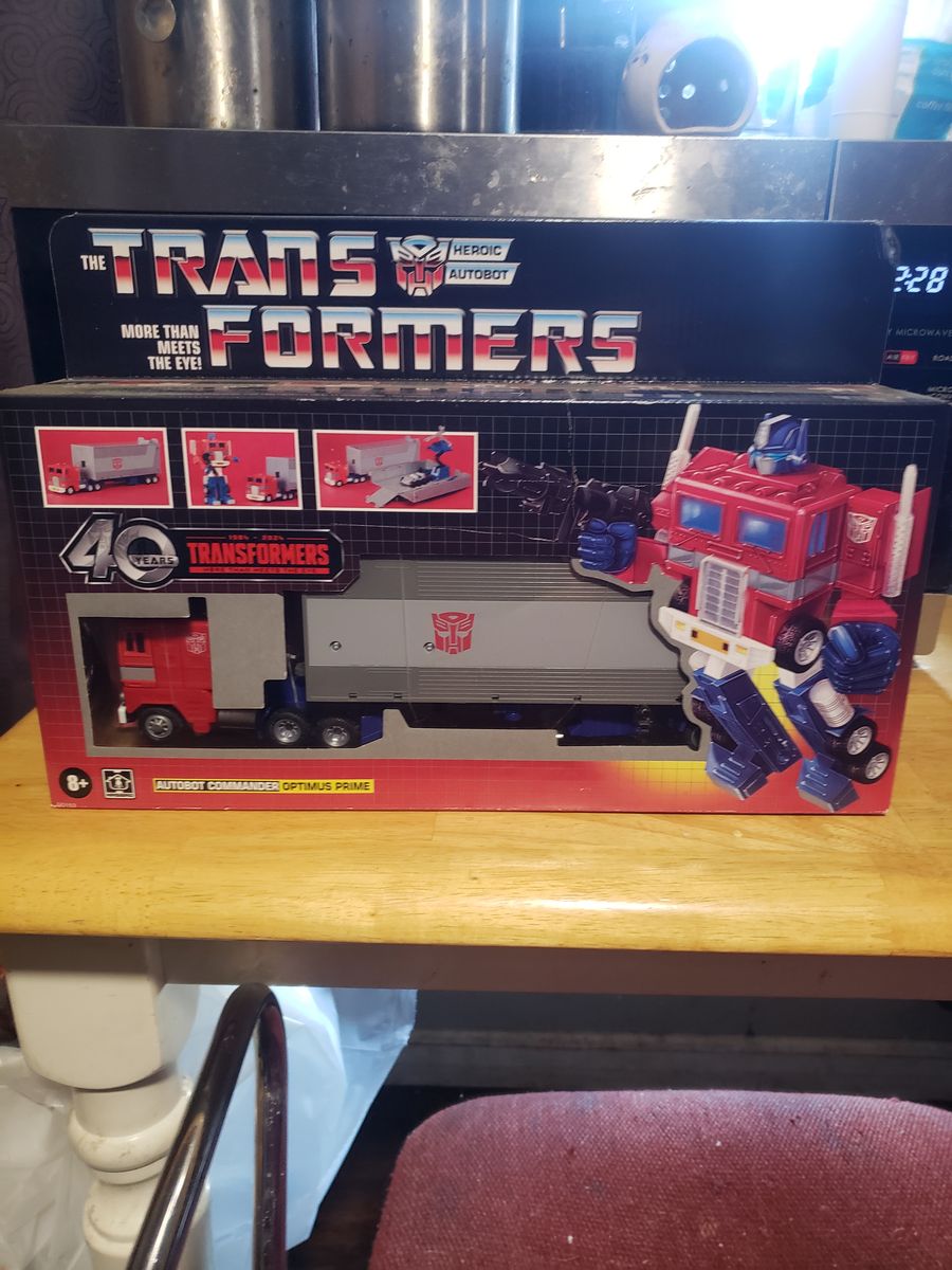 Optimis prime 40th anniversary action figure